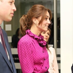 Le prince William, duc de Cambridge, et Kate Middleton, duchesse de Cambridge, reçus par le vice-Premier ministre de l'Irlande Simon Coveney lors de leur visite officielle à Dublin, le 4 mars 2020. Le couple princier a reçu en cadeau une première édition du livre de James Joyce, "Ulysses".