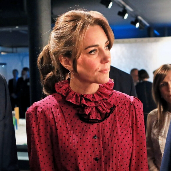 Le prince William, duc de Cambridge, et Kate Middleton, duchesse de Cambridge, reçus par le vice-Premier ministre de l'Irlande Simon Coveney lors de leur visite officielle à Dublin, le 4 mars 2020. Le couple princier a reçu en cadeau une première édition du livre de James Joyce, "Ulysses".