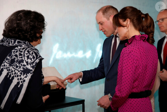 Le prince William, duc de Cambridge, et Kate Middleton, duchesse de Cambridge, reçus par le vice-Premier ministre de l'Irlande S. Coveney lors de leur visite officielle à Dublin, le 4 mars 2020. Le couple princier a reçu en cadeau une première édition du livre de James Joyce, "Ulysses".