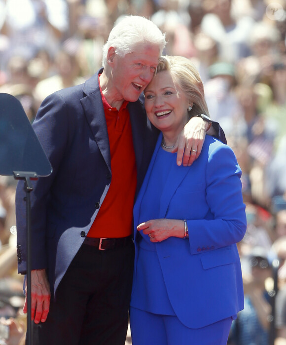 Présidentielle américaine : Hillary Clinton lance la deuxième phase de sa campagne accompagnée de son mari le président Bill Clinton et de sa fille Chelsea Clinton à New York le 13 juin 2015.