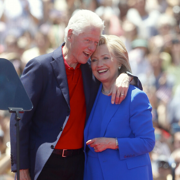 Présidentielle américaine : Hillary Clinton lance la deuxième phase de sa campagne accompagnée de son mari le président Bill Clinton et de sa fille Chelsea Clinton à New York le 13 juin 2015.