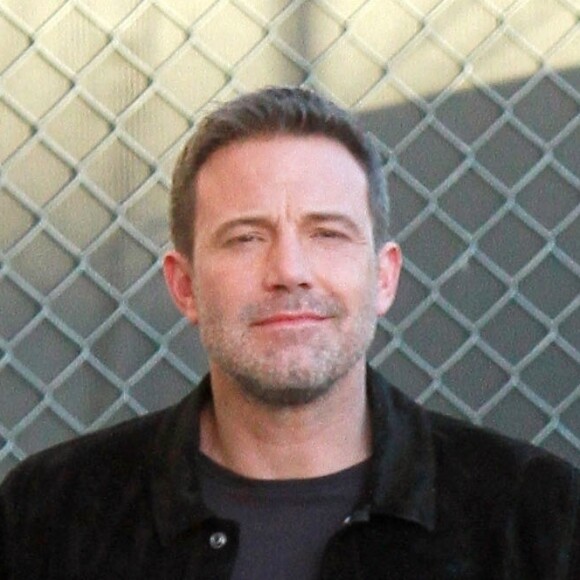 Ben Affleck sourit en saluant ses fans à son arrivée à El Capitan Entertainment Centre pour l'émission Jimmy Kimmel Live! dans le quartier de Hollywood à Los Angeles, le 3 mars 2020