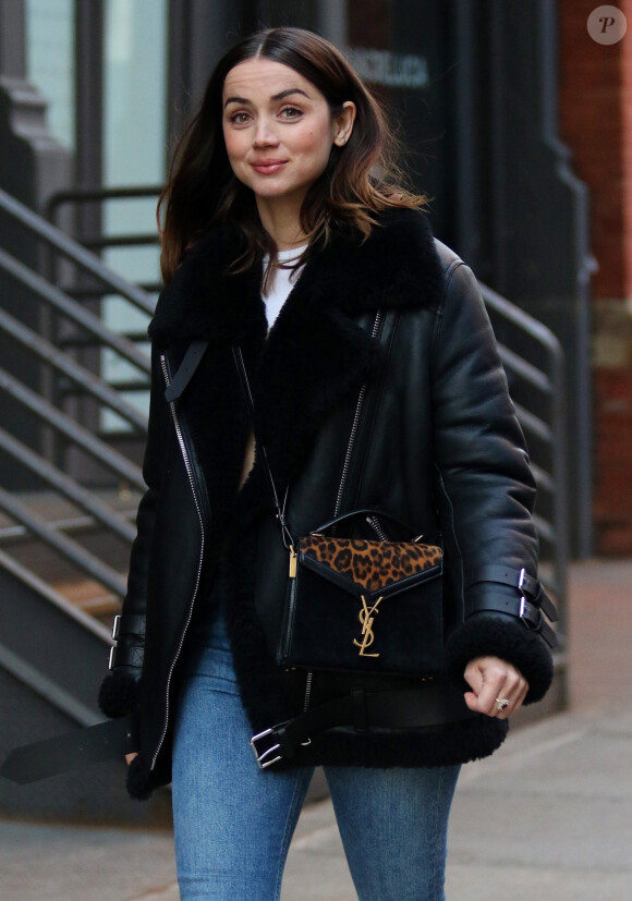 Ana de Armas (bond girl "No Time to Die") fait du shopping dans le quartier de Manhattan à New York, le 17 février 2020