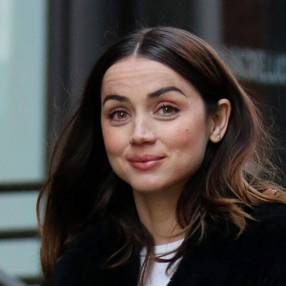 Ana de Armas (bond girl "No Time to Die") fait du shopping dans le quartier de Manhattan à New York, le 17 février 2020