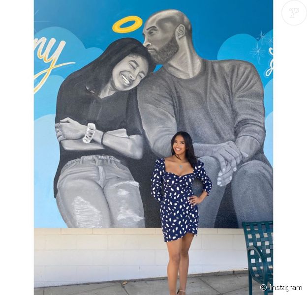 Natalia Bryant pose à côté d'une fresque représentant son mari Kobe et sa fille Gianna (13 ans), décédés le 26 janvier dans un accident d'hélicoptère. Le 8 mars 2020 sur Instagram.