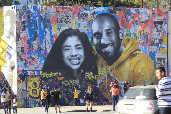 Des fans ont tagué un mur du quartier de Hollywood avec la photo de Kobe Bryant et sa fille Gianna Bryant mort dans un accident d'hélicoptère à Los Angeles, le 8 février 2020