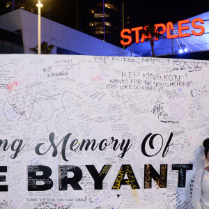 Illustration du mémorial au Staples Center en hommage à Kobe Bryant, décédé dans un accident d'hélicoptère avec sa fille Gianna. Los Angeles le 28 janvier 2020.