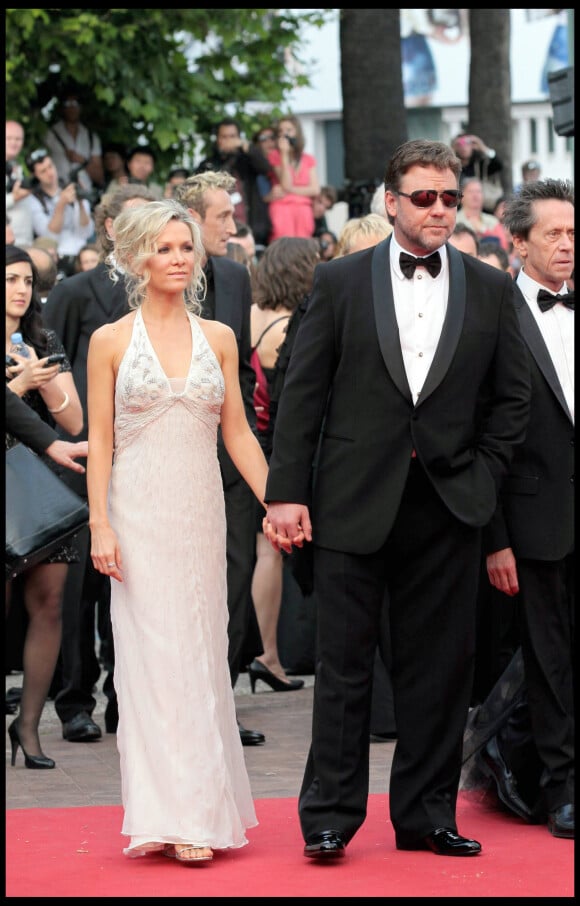 <p>Russel Crowe et sa femme Danielle Spencer - Montée des marches du film "Robin des Bois"au 63e Festival de Cannes en 2010.</p>
