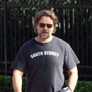 Russel Crowe se balade avec un ami à Beverly Hills le 13 novembre 2011.