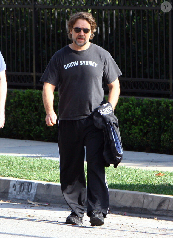 Russel Crowe se balade avec un ami à Beverly Hills le 13 novembre 2011.