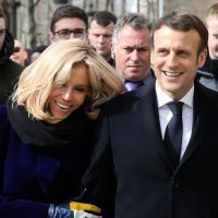 Brigitte et Emmanuel Macron câlins et joyeux sur les Champs-Elysées