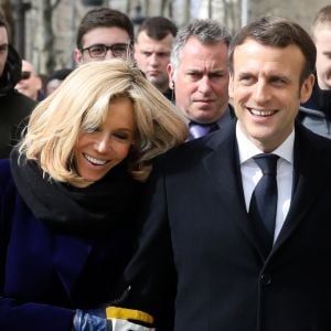 Le président Emmanuel Macron et sa femme Brigitte sur l'avenue des Champs-Elysée à Paris le 9 mars 2020. © Stéphane Lemouton / Bestimage