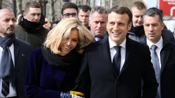 Brigitte et Emmanuel Macron câlins et joyeux sur les Champs-Elysées