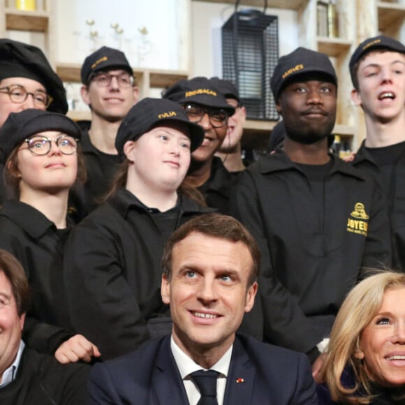 Le président Emmanuel Macron et sa femme Brigitte lors de l'inauguration du Café Joyeux, le cinquième, sur l'avenue des Champs-Elysée à Paris le 9 mars 2020. © Stéphane Lemouton / Bestimage