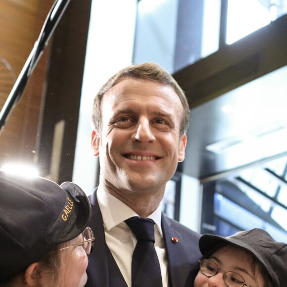 Le président Emmanuel Macron et sa femme Brigitte lors de l'inauguration du Café Joyeux, le cinquième, sur l'avenue des Champs-Elysée à Paris le 9 mars 2020. © Stéphane Lemouton / Bestimage