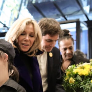 Le président Emmanuel Macron et sa femme Brigitte lors de l'inauguration du Café Joyeux, le cinquième, sur l'avenue des Champs-Elysée à Paris le 9 mars 2020. © Stéphane Lemouton / Bestimage