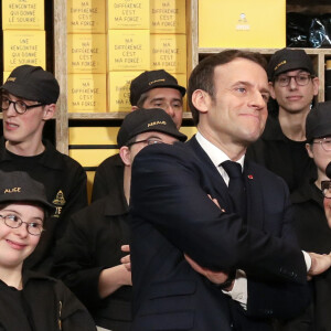 Le président Emmanuel Macron et sa femme Brigitte lors de l'inauguration du Café Joyeux, le cinquième, sur l'avenue des Champs-Elysée à Paris le 9 mars 2020. © Stéphane Lemouton / Bestimage
