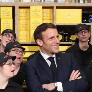 Le président Emmanuel Macron et sa femme Brigitte lors de l'inauguration du Café Joyeux, le cinquième, sur l'avenue des Champs-Elysée à Paris le 9 mars 2020. © Stéphane Lemouton / Bestimage