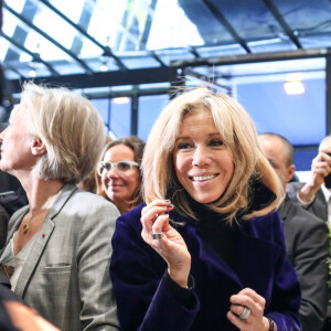 Brigitte Macron lors de l'inauguration du Café Joyeux, le cinquième, sur l'avenue des Champs-Elysée à Paris le 9 mars 2020. © Stéphane Lemouton / Bestimage