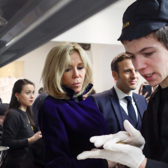 Le président Emmanuel Macron et sa femme Brigitte lors de l'inauguration du Café Joyeux, le cinquième, sur l'avenue des Champs-Elysée à Paris le 9 mars 2020. © Stéphane Lemouton / Bestimage