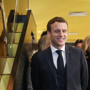 Le président Emmanuel Macron et sa femme Brigitte lors de l'inauguration du Café Joyeux, le cinquième, sur l'avenue des Champs-Elysée à Paris le 9 mars 2020. © Stéphane Lemouton / Bestimage