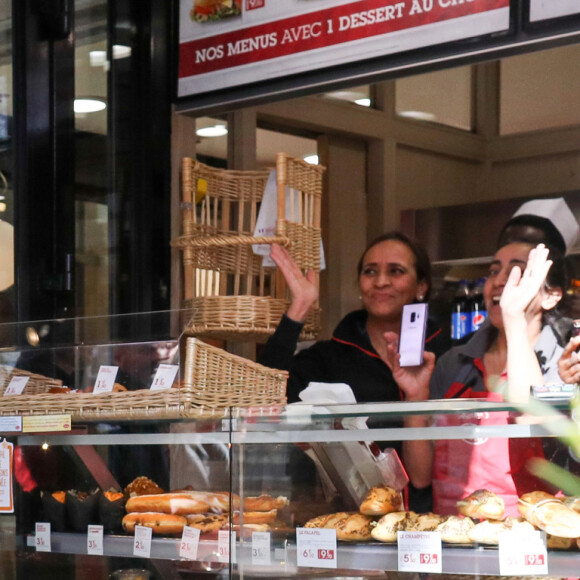 Le président Emmanuel Macron et sa femme Brigitte lors de l'inauguration du Café Joyeux, le cinquième, sur l'avenue des Champs-Elysée à Paris le 9 mars 2020. © Stéphane Lemouton / Bestimage