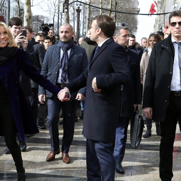 Le président Emmanuel Macron et sa femme Brigitte sur l'avenue des Champs-Elysée à Paris le 9 mars 2020. © Stéphane Lemouton / Bestimage
