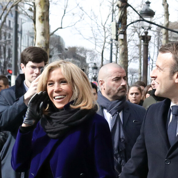 Le président Emmanuel Macron et sa femme sur l'avenue des Champs-Elysée à Paris le 9 mars 2020. © Stéphane Lemouton / Bestimage