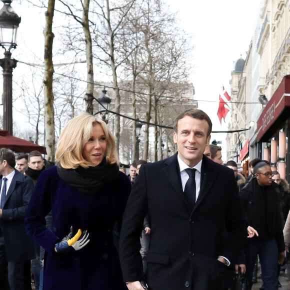 Le président Emmanuel Macron et sa femme Brigitte sur l'avenue des Champs-Elysée à Paris le 9 mars 2020. © Stéphane Lemouton / Bestimage