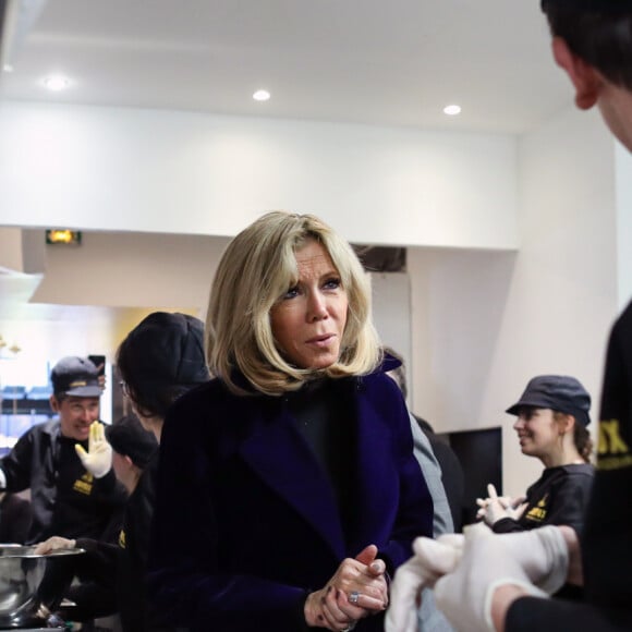 Brigitte Macron lors de l'inauguration du Café Joyeux, le cinquième, sur l'avenue des Champs-Elysée à Paris le 9 mars 2020. © Stéphane Lemouton / Bestimage