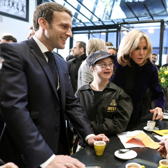 Le président Emmanuel Macron et sa femme Brigitte lors de l'inauguration du Café Joyeux, le cinquième, sur l'avenue des Champs-Elysée à Paris le 9 mars 2020. © Stéphane Lemouton / Bestimage