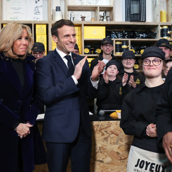 Le président Emmanuel Macron et sa femme Brigitte lors de l'inauguration du Café Joyeux, le cinquième, sur l'avenue des Champs-Elysée à Paris le 9 mars 2020. © Stéphane Lemouton / Bestimage