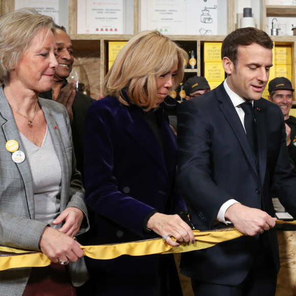 Sophie Cluzel, secrétaire d'état chargée des personnes handicapées - Le président Emmanuel Macron et sa femme Brigitte lors de l'inauguration du Café Joyeux, le cinquième, sur l'avenue des Champs-Elysée à Paris le 9 mars 2020. © Stéphane Lemouton / Bestimage