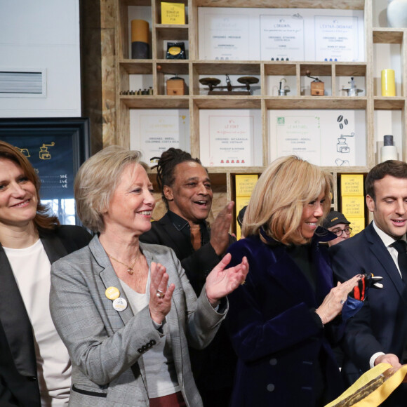 Sophie Cluzel, secrétaire d'état chargée des personnes handicapées - Le président Emmanuel Macron et sa femme Brigitte lors de l'inauguration du Café Joyeux, le cinquième, sur l'avenue des Champs-Elysée à Paris le 9 mars 2020. © Stéphane Lemouton / Bestimage