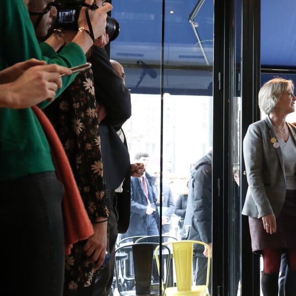 Le président Emmanuel Macron et sa femme Brigitte lors de l'inauguration du Café Joyeux, le cinquième, sur l'avenue des Champs-Elysée à Paris le 9 mars 2020. © Stéphane Lemouton / Bestimage