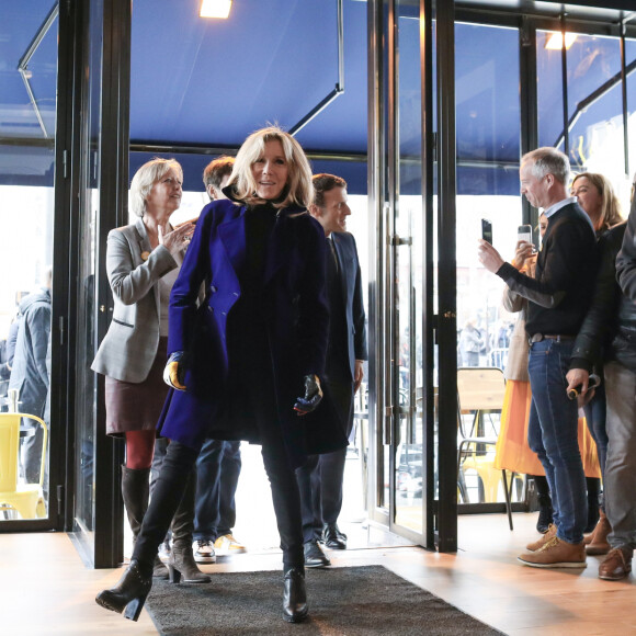 Le président Emmanuel Macron et sa femme Brigitte lors de l'inauguration du Café Joyeux, le cinquième, sur l'avenue des Champs-Elysée à Paris le 9 mars 2020. © Stéphane Lemouton / Bestimage