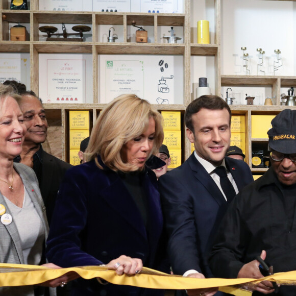 Sophie Cluzel, secrétaire d'état chargée des personnes handicapées - Le président Emmanuel Macron et sa femme Brigitte lors de l'inauguration du Café Joyeux, le cinquième, sur l'avenue des Champs-Elysée à Paris le 9 mars 2020. © Stéphane Lemouton / Bestimage