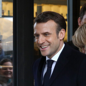 Le président Emmanuel Macron et sa femme Brigitte sur l'avenue des Champs-Elysée à Paris le 9 mars 2020. © Stéphane Lemouton / Bestimage