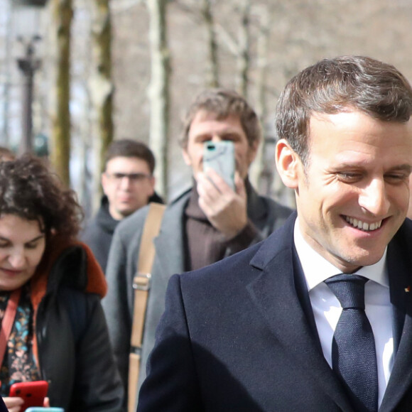 Le président Emmanuel Macron et sa femme Brigitte sur l'avenue des Champs-Elysée à Paris le 9 mars 2020. © Stéphane Lemouton / Bestimage