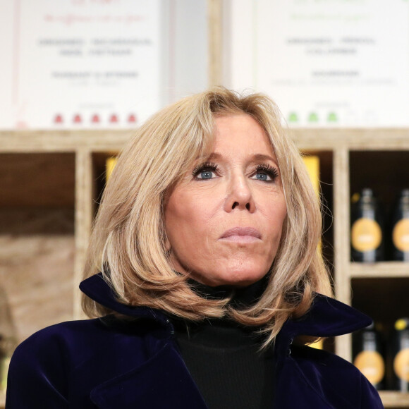 Brigitte Macron lors de l'inauguration du Café Joyeux, le cinquième, sur l'avenue des Champs-Elysée à Paris le 9 mars 2020. © Stéphane Lemouton / Bestimage