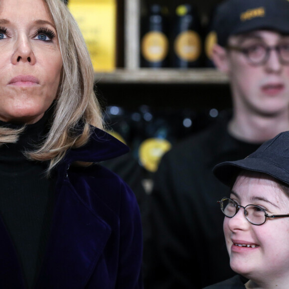 Brigitte Macron lors de l'inauguration du Café Joyeux, le cinquième, sur l'avenue des Champs-Elysée à Paris le 9 mars 2020. © Stéphane Lemouton / Bestimage