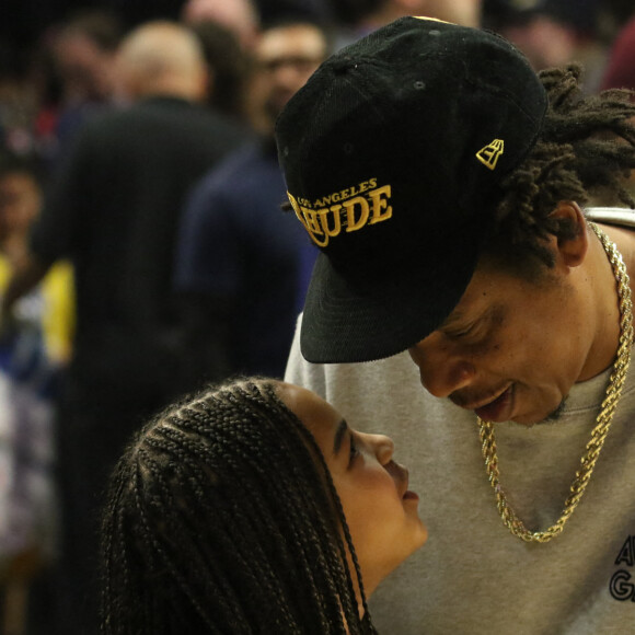 Jay-Z et sa fille Blue Ivy Carter assistent au match de NBA Los Angeles Clippers - Los Angeles Lakers au Staples Center. Los Angeles, le 8 mars 2020.