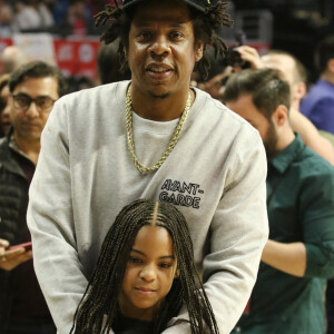 Jay-Z et sa fille Blue Ivy Carter assistent au match de NBA Los Angeles Clippers - Los Angeles Lakers au Staples Center. Los Angeles, le 8 mars 2020.