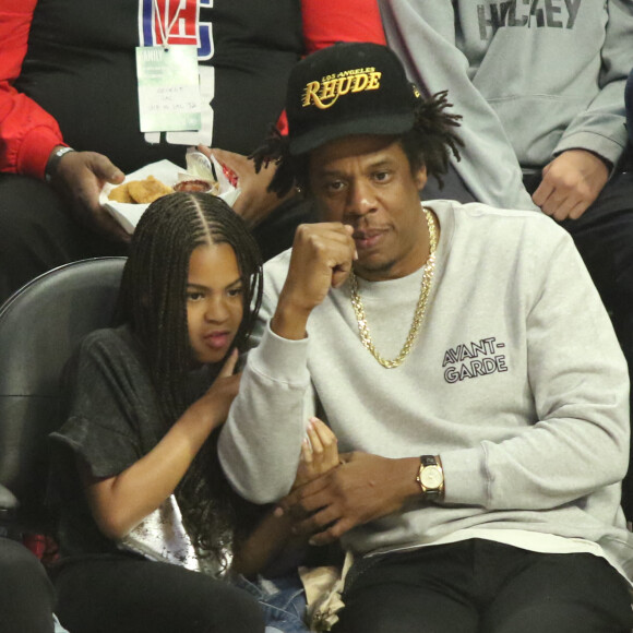 Jay-Z et sa fille Blue Ivy Carter assistent au match de NBA Los Angeles Clippers - Los Angeles Lakers au Staples Center. Los Angeles, le 8 mars 2020.