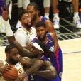 LeBron James (avec le ballon, en maillot blanc) lors du match de NBA Los Angeles Clippers - Los Angeles Lakers au Staples Center. Los Angeles, le 8 mars 2020.