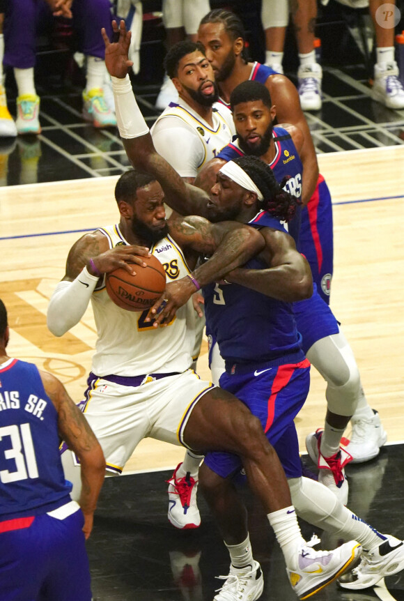 LeBron James (avec le ballon, en maillot blanc) lors du match de NBA Los Angeles Clippers - Los Angeles Lakers au Staples Center. Los Angeles, le 8 mars 2020.