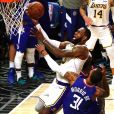 LeBron James (en maillot blanc) lors du match de NBA Los Angeles Clippers - Los Angeles Lakers au Staples Center. Los Angeles, le 8 mars 2020.