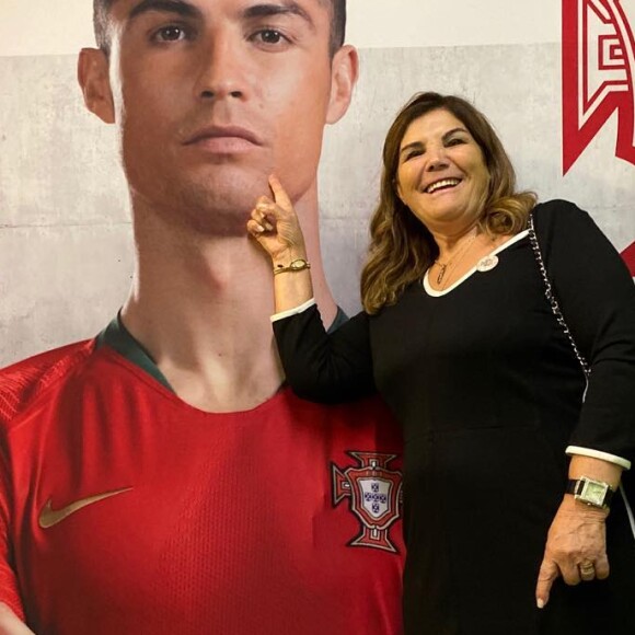 Maria Dolores dos Santos Aveiro devant un portrait de son image Cristiano Ronaldo avec le maillot du Portugal. Le 17 novembre 2019. 