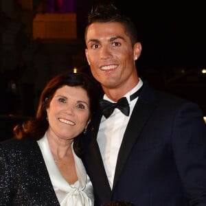 Cristiano Ronaldo avec sa mère Maria Dolores dos Santos Aveiro et son fils Cristiano Ronaldo Jr - Première du film "Ronaldo" à Londres le 9 novembre 2015.