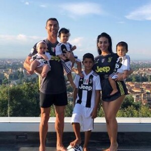 Cristiano Ronaldo pose avec sa compagne Georgina Rodriguez et ses quatre enfants Cristiano Jr, Mateo, Eva et Alana Martina. Tous sont aux couleurs de la Juventus de Turin. Instagram, le 21 août 2018.